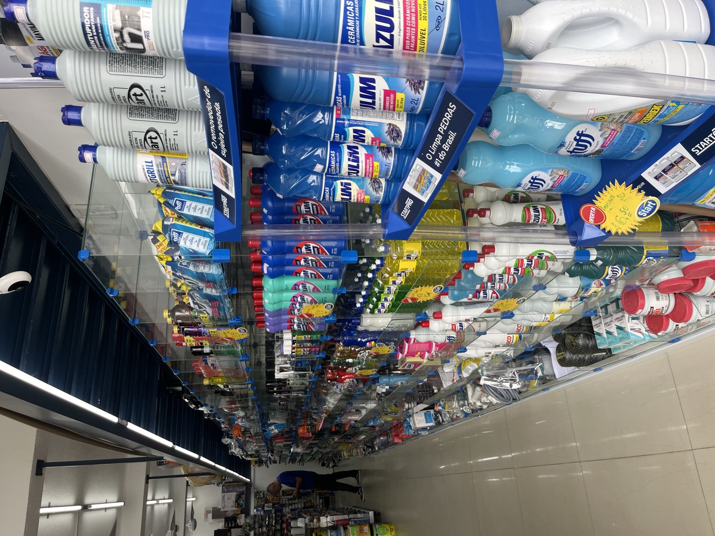 Corredor da loja com prateleiras cheias de produtos
